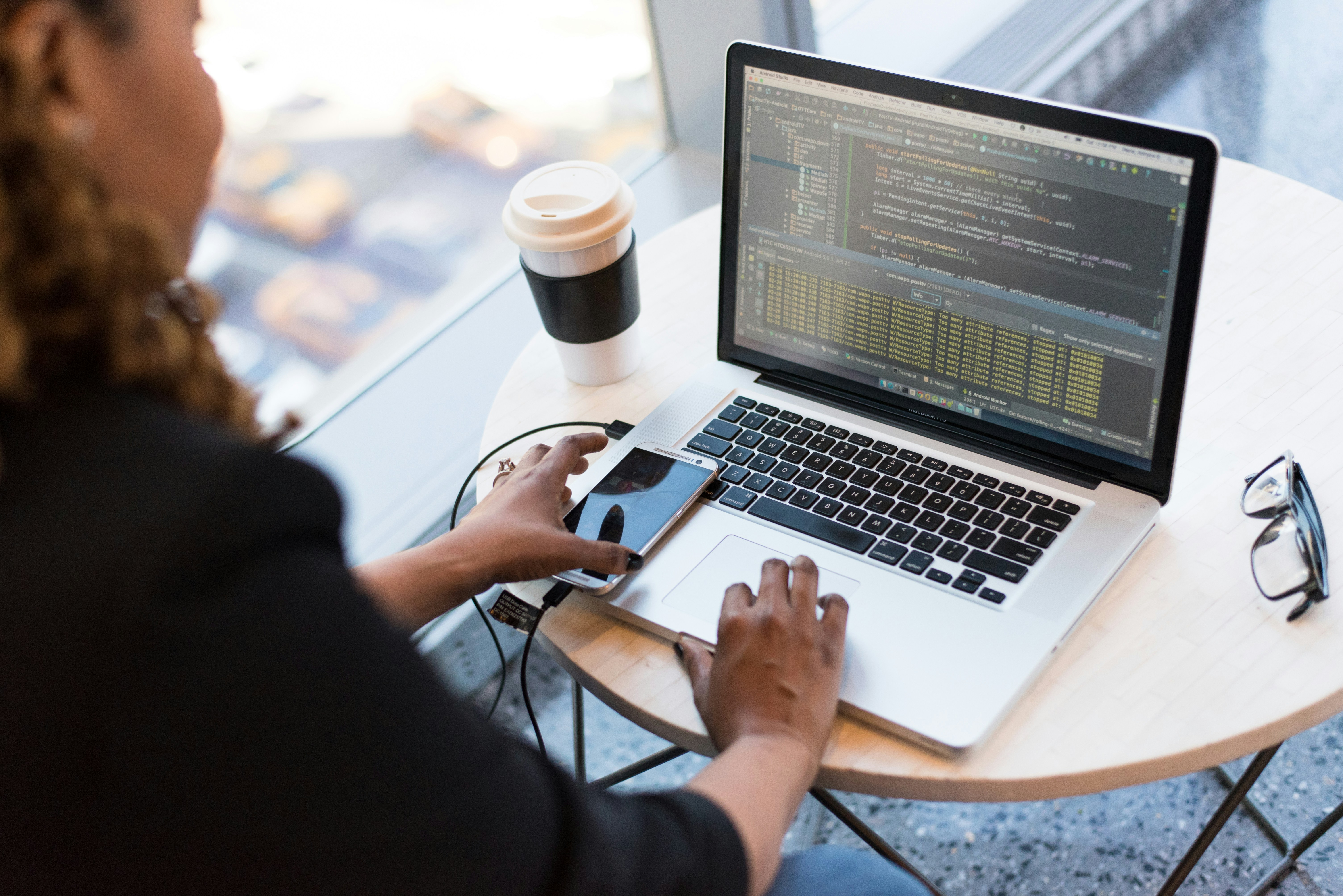Profissional utilizando ferramentas de automação no computador
