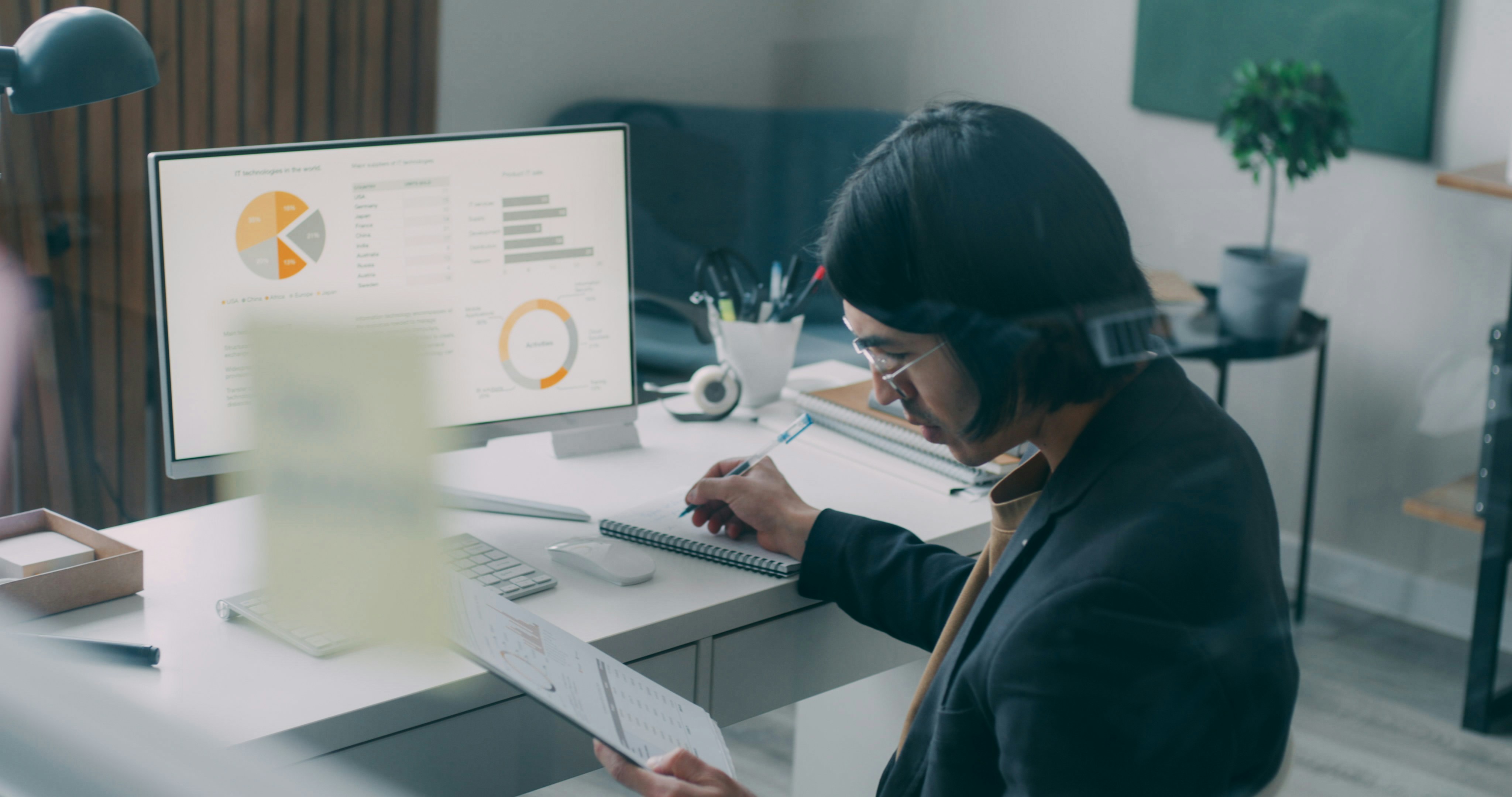 Colaborador analisando relatórios e dashboards digitais