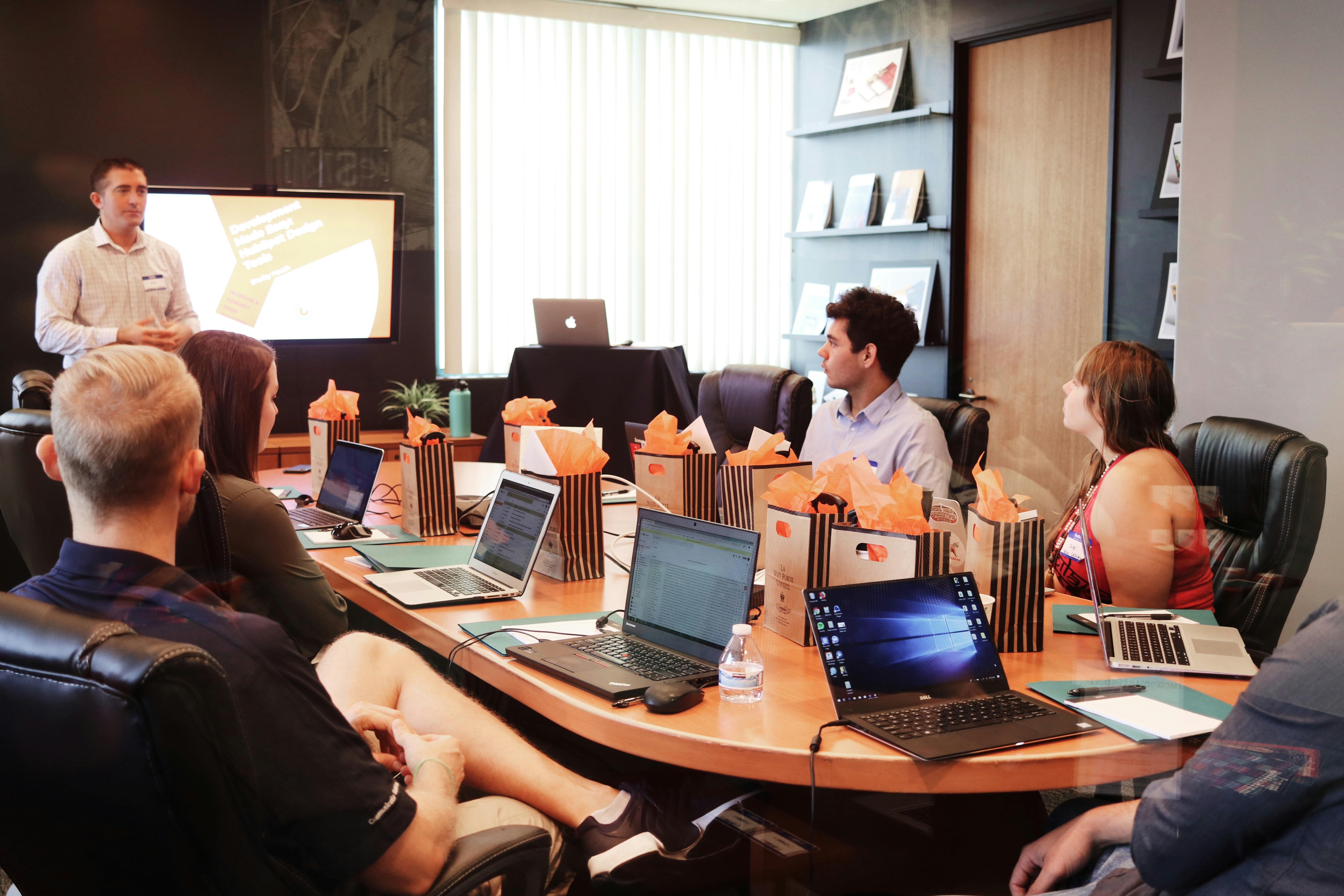 Colaboradores usando o software OptiDesk para gerenciar tarefas